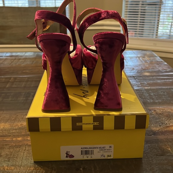 Women Circus By Sam Edelman Audrea, Magenta Velvet Platform Heel size 7 1/2 - Picture 4 of 7